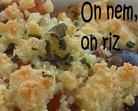 Crumble de tomates aux olives noires et au basilic