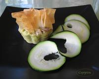 Une purée de courgettes mousseuse dans un balluchon de feuille de filo.
