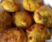 Délicieux muffins salés moelleux et goûteux au chorizo, poivrons et burrata.