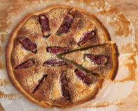 Pâte feuilletée garnie de figues caramélisées sur une crème aux amandes.