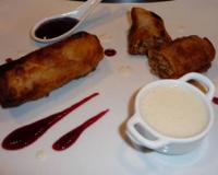 Des nems de poulet au beurre de cacahuète, servis avec un condiment à la cerise, et une émulsion de riz ... un plat asiatique interprété…