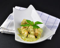 Cuisine d'été : dés de poulet sauce mayonnaise-pesto-cream cheese