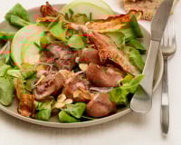 Salade de mâche au rognon de bœuf, lard grillé et lamelles de pomme