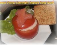 Tomates farcies avec du concombre, saumon fumé et aneth mixée