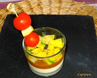 Une couche de crème au fromage, une de coulis de tomates, une couche de dés de courgette jaune cuits dans le vinaigre