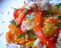 Une salade délicieuse de poivron avec le thon.