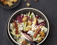 Salade d’endive rouge au Bresse Bleu, œuf dur et chips de lard