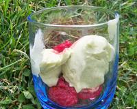 Une glace surprenante et délicieuse, servie dans des verrines avec des framboises fraîches.