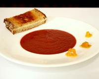 Une recette de gaspacho sucré-salé et bien relevé! accompagné d'un croque-monsieur au chèvre et à l'orange.
