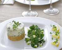Cheesecake salé au chèvre et à la ciboulette et sa salade d'herbes
