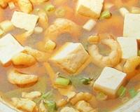 Voici une soupe légèrement piquante à la mode japonaise, avec du tofu et des crevettes, c'est un vrai délice !