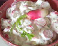 Salade de radis roses aux herbes fraîches