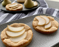 Poire pochée à l'amande et son sablé breton