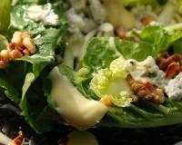 Une salade rafraîchissante, croquante à la sauce onctueuse et relevée...