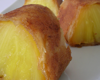 Des bouchées à l'ananas rôti au beurre et au sucre de canne entouré d'une feuille de brick croustillante. Une petite crème au citron vert ajoute une touche d'exotisme…