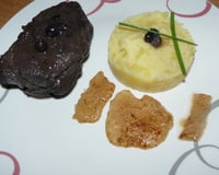 Pavé de sanglier et son jus de viande au vin rouge et myrtilles, écrasé de pommes de terre et poire épicée