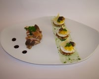 Caille rôtie au cognac et morilles, et ses petits œufs sur ses galettes de pomme de terre au gruyère et brisures de truffe, coulis de persil plat