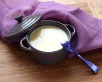 La crème anglaise est la base de la glace à la vanill et des oeufs au lait mais elle accompagne divinement bien aussi les desserts au chocolat