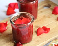 Une confiture douce et gourmande à base de fraises et de roses. La douceur de la fraise et celle de la rose s'associent à merveille.