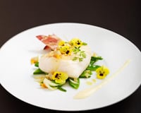 Dos de cabillaud aux asperges et pois gourmands à la française