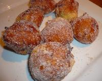 Il faut faire attention à que l'huile ne soit pas trop chaud sinon les beignets vont prendre de la couleur mais ils ne seront pas bien cuits à l'intérieur.