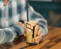 Faut-il vraiment boire du café glacé quand il fait chaud ?