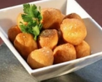 Belles pommes Dauphines goûteuses réalisées avec de la pâte à choux