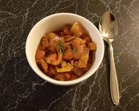 Soupe d'automne réconfortante cuite dans une mijoteuse.