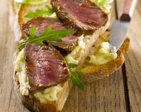 Une tranche de pain grillée à l'ail s'allie à la douceur de l'artichaut, au piquant de la roquette et à l'étonnante fraicheur parfumée du bœuf mariné à l'Italienne...…