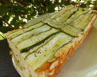 Un savoureux cake aux poissons et aux courgettes, une délicieuse mise en bouche.