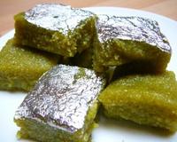 J'ai récidivé. Après les Badam Burfi, je ne pouvais pas résister à faire des burfis de pistaches. Diwali était là et j'avais encore des pistaches. C'est vraiment très…