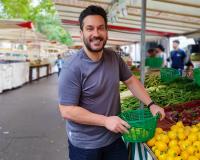 Retour du marché avec Denny Imbroisi : le chef italien nous partage sa recette d’été facile et rapide du carpaccio de courgettes !