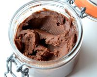 J'utilise de la purée de noisettes pour cette recette qui apporte un goût prononcé en noisettes. Vous pouvez trouver la purée de noisettes dans les magasins bio.