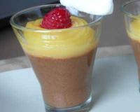 Une explosion de saveur en bouche entre la douceur de la mousse au chocolat et la force de la crème de citron. Je les sers avec une mouillette en meringue parfumée…