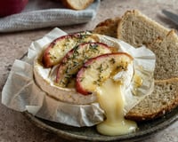 Ce camembert rôti avec seulement 3 ingrédients est le dîner express parfait pour se régaler