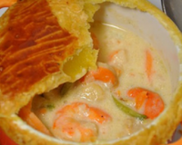 Le trio saint-jacques/crevettes/saumon est accompagné d'une julienne de légumes et d'une sauce à base de cancoillotte; le tout joliment présenté dans une cocotte individuelle…