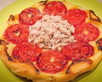 Je vous propose cette déclinaison salée de la célébrissime tarte Tatin. C'est une place légère, savoureuse et gourmande qui alimentera parfaitement nos soirées de printemps…