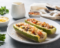 Que faire avec une énorme courgette ? Voici une recette farcie au jambon et tomates confites à tomber