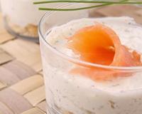 Amuse bouche pour l'apéritif, des verrines de saumon avec une pointe de Carré Frais.