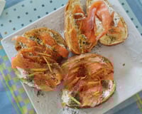 Pommes de terre au four, saumon fumé, crème, citron et aneth