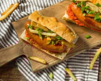 “Le vrai sandwich des anciens” : voici la recette du sandwich frites-merguez fait maison parfait pour un pique-nique