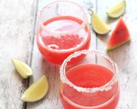 On connaît la Margarita classique, mais connaissez-vous les variantes à la myrtille et à la pastèque ? Elles apportent un côté…