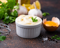 “Une mayonnaise inratable en 1 minute” : voici la recette que vous devez absolument connaître pour vos repas d’été !