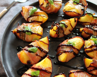 Pêches rôties au bacon