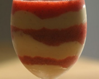Mousse fondante d"asperges de Blaye à la vanille, marbrée à la fraise du Périgord