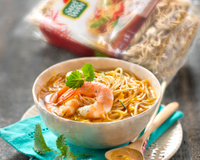 Bouillon pimenté aux crevettes et à la citronnelle, nouilles aux œufs