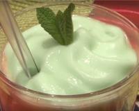 Une soupe de melon glacée et son écume de chlorophylle pour un dessert rafraîchissant et rapide à réaliser et a recommander à tous les fans de melon !