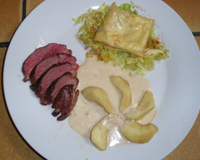 Magret de canard accompagné d'un croustillant au camembert et d'une pomme poêlée ainsi que d'une sauce au cidre