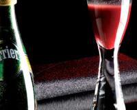 Les arômes de framboises fraîches mélangés à la purée MONIN sont magnifiquement exaltés par la finesse des bulles de PERRIER, tandis que la note acidulée des framboises…