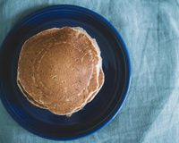Plus d’idées pour le petit-déjeuner ? Testez cette recette de pancakes brouillés sains, prêts en quelques minutes seulement !